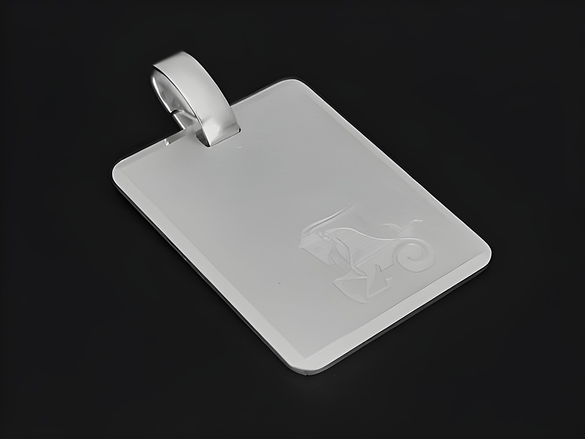 Silber Anhänger mit gravierter Platte und Sternzeichen Steinbock, rhodiniert und mattiert, hergestellt von Juwelier Harnisch, ideal für besondere Anlässe oder als persönliches Geschenk.