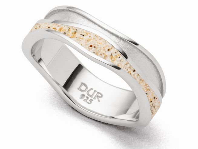 Sterling Silber Ring von DUR mit Wellenmuster, verziert mit Strandsand in der Mitte, glänzend und modern, Größe 66, hochwertiger Schmuck für besondere Anlässe.