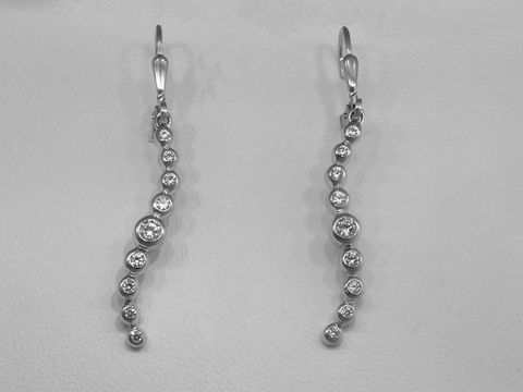 Welle Ohrringe aus 925 Sterling Silber, rhodiniert und funkelnd mit Zirkonia, gefertigt von Juwelier Harnisch, elegante Ohrhänger mit Stein für stilvolle Auftritte.
