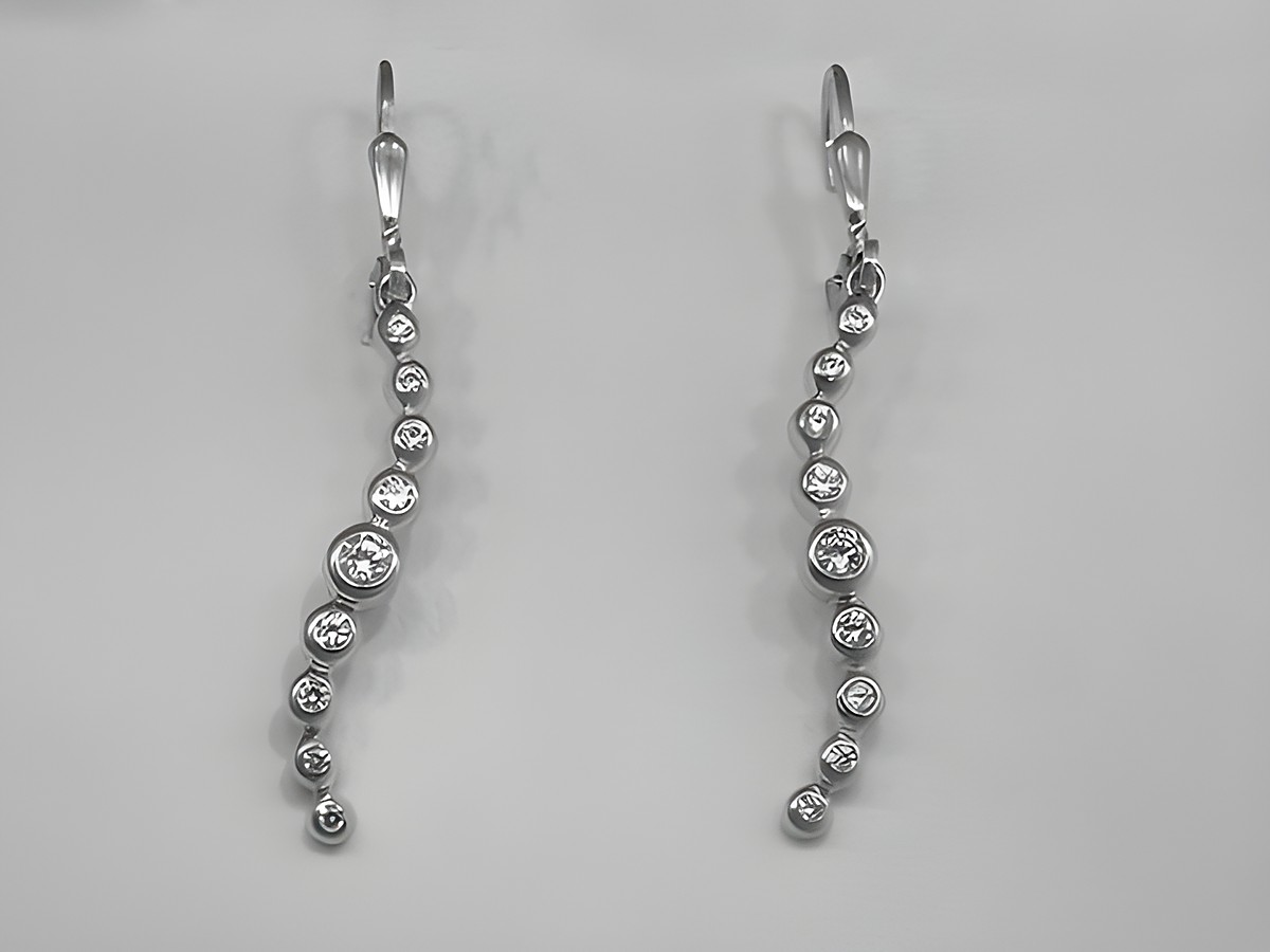 Welle Ohrringe aus 925 Sterling Silber, rhodiniert und funkelnd mit Zirkonia, gefertigt von Juwelier Harnisch, elegante Ohrhänger mit Stein für stilvolle Auftritte.
