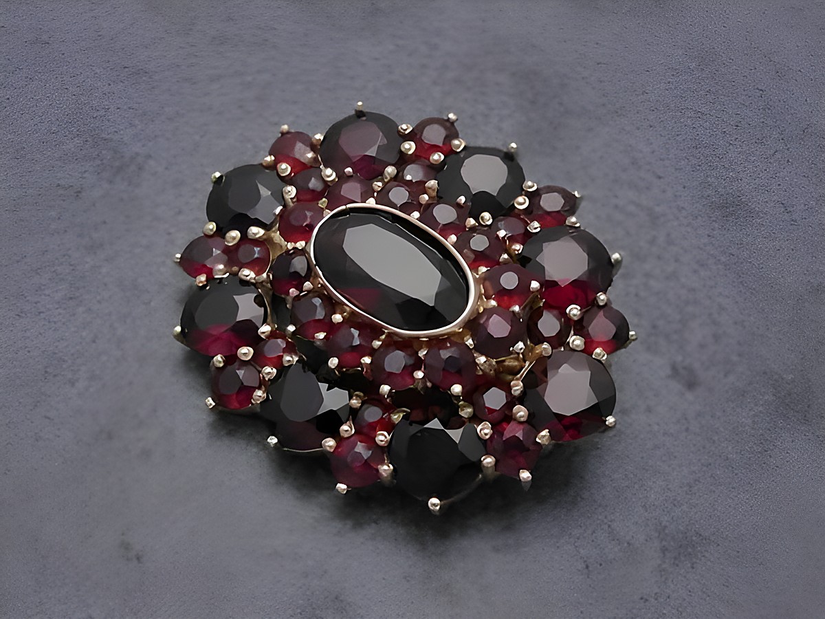 Gold Brosche nostalgisch Gold 333 Granat Anstecknadel Hersteller Juwelier Harnisch Broschen, dekorativ mit ovalem und rundem Granateinsatz, elegantes edles Design.