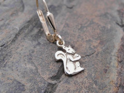 Eichhörnchen Ohrstecker unisex aus Gold, tierisches Design, Einzelohrringe von Juwelier Harnisch, ein Stück, detaillierte Verarbeitung und ansprechende Optik auf steiniger Unterlage.