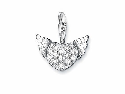 Charm Anhänger von Thomas Sabo in Herzform mit Flügeln aus Silber und Zirkonia, symbolisiert Liebe und Freiheit, ideal für persönliche Schmuckstücke.