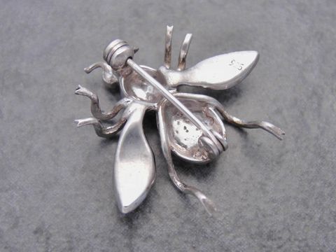 Silber Brosche in Form einer Fliege aus Markasit des Herstellers Juwelier Harnisch, detaillierte Verarbeitung und tierisches Design, ideal zum Ergänzen von Outfits.