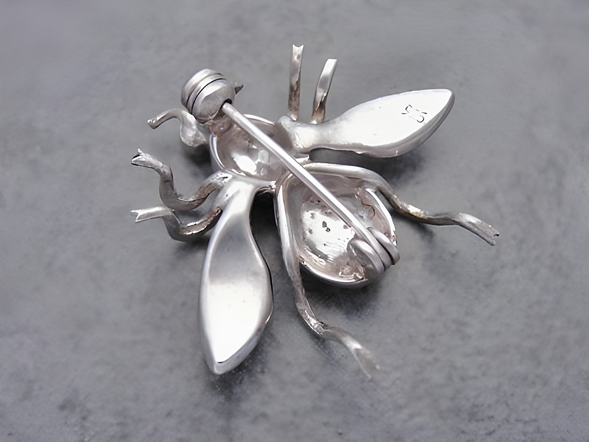 Silber Brosche in Form einer Fliege aus Markasit des Herstellers Juwelier Harnisch, detaillierte Verarbeitung und tierisches Design, ideal zum Ergänzen von Outfits. – Ansicht 2