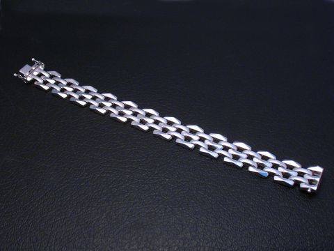 Weißgold Armband 19 cm im DESIGN Armschmuck von Juwelier Harnisch aus Gold 333, modernes, elegantes Design mit glänzender Oberfläche auf schwarzem Hintergrund.