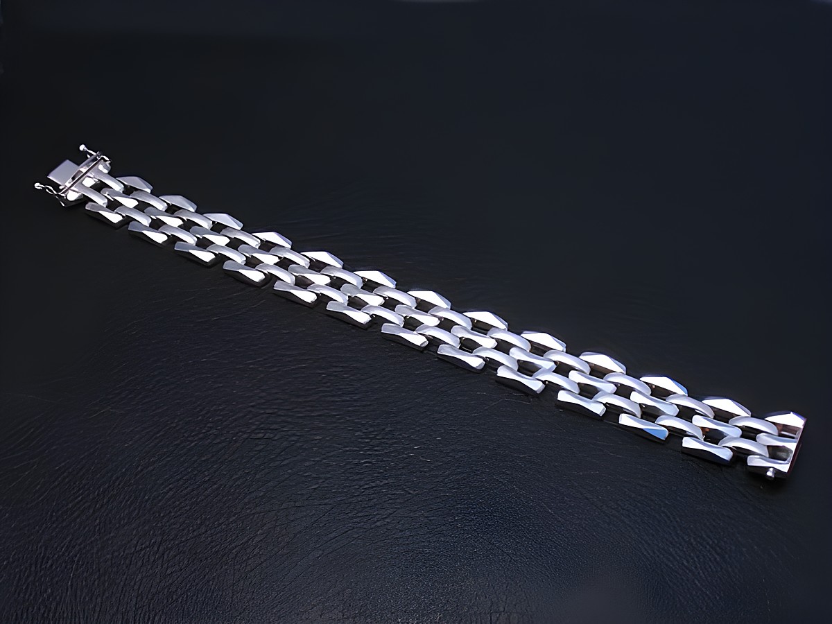 Weißgold Armband 19 cm im DESIGN Armschmuck von Juwelier Harnisch aus Gold 333, modernes, elegantes Design mit glänzender Oberfläche auf schwarzem Hintergrund.