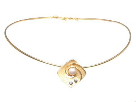 Perlenschmuck Collier Anhänger Halsreif mit Zuchtperle, goldener Rahmen, elegantes Design, Hersteller Juwelier Harnisch, stilvolle Perlenkette.