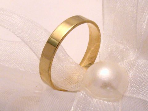 Trauring Ehering DARLING in Gold 585, Größe 67,5/21,5, elegant auf einer zarten Schleife und einer Perle präsentiert, hergestellt von Juwelier Harnisch, bis Größe 68/21,6.