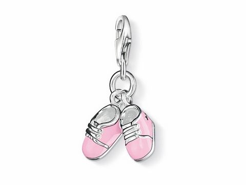 Thomas Sabo Babyschuhe Charms Anhänger aus Silber mit kaltemail in Rosa, detailreiche Darstellung von zwei kleinen Schuhen, ideal für stilvolle Schmuckstücke.