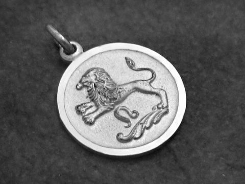 Löwe 925 Sterling Silber Sternzeichen Rund mit einer detaillierten Darstellung eines Löwen auf der Oberfläche, hergestellt von Juwelier Harnisch.