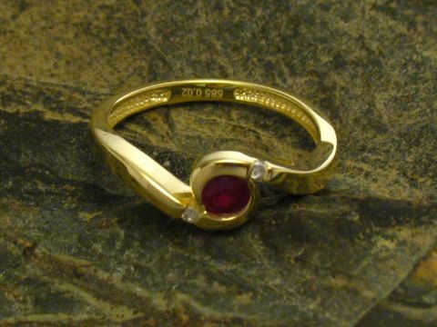 Ring DESIGN aus Gold 585 mit Gr. 60/19, verziert mit einem Rubin und Diamant. Hergestellt von Juwelier Harnisch, elegante und zeitlose Optik.