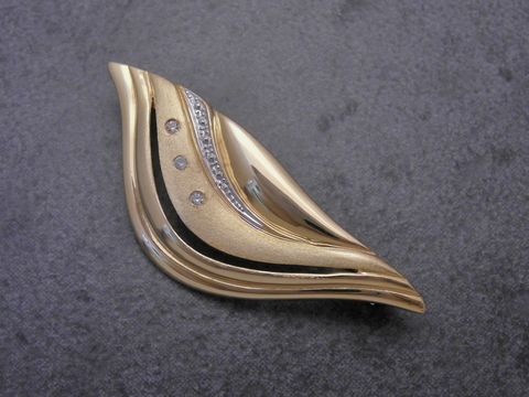 Gold Brosche in edlem Design aus Gold 333 mit Zirkonia, hergestellt von Juwelier Harnisch. Diese Anstecknadel vereint Eleganz und Stil perfekt.