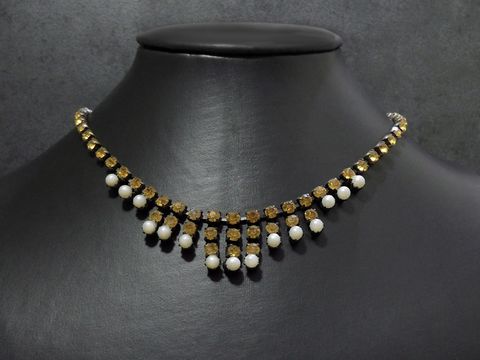 Strasskette in orange-weiß, 44,5 cm lang, mit schwarzer Fassung, gefertigt von Juwelier Harnisch, perfektes Accessoire für besondere Anlässe.