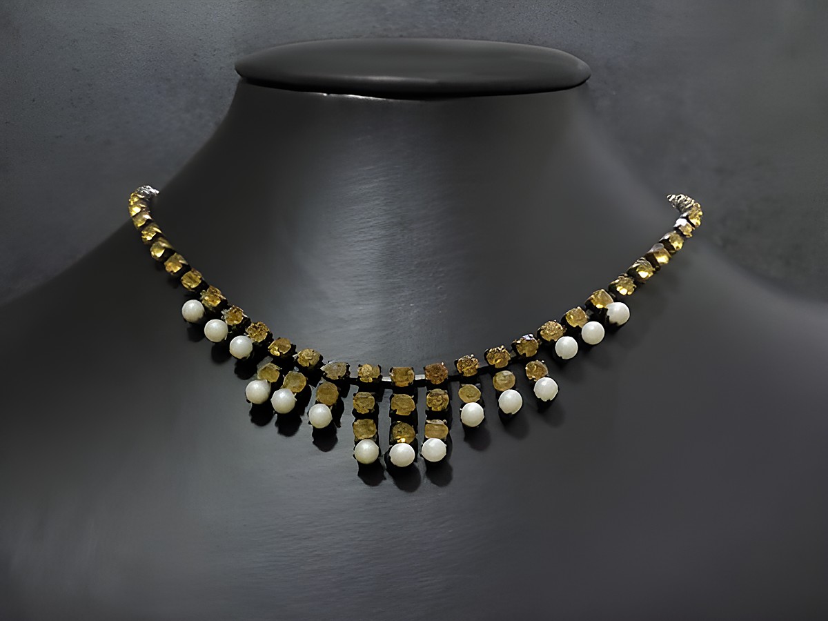 Strasskette in orange-weiß, 44,5 cm lang, mit schwarzer Fassung, gefertigt von Juwelier Harnisch, perfektes Accessoire für besondere Anlässe.