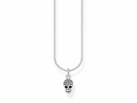 Kette aus Silber mit einem schlichten Anhänger in Form eines verzierten Schädels, besetzt mit klaren Zirkonia, in variablen Längen von 38 bis 45 cm, von Thomas Sabo.
