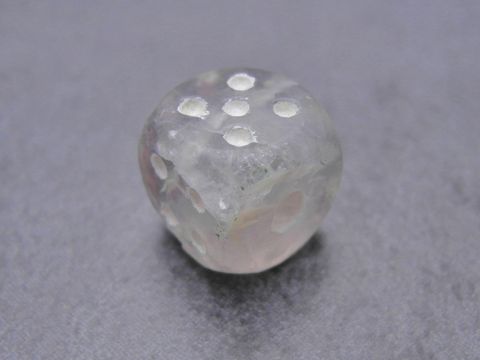 61668-0 Steinwürfel aus grünlichem, transparentem Achat von Juwelier Harnisch. Der Würfel zeigt eine natürliche Oberflächenstruktur und bietet eine besondere Ästhetik für Sammler und Liebhaber.