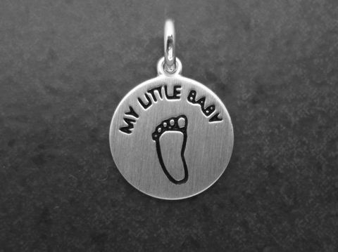 Silber Anhänger My little Baby 925 Sterling Silber mit einem Fußabdruck-Motiv als schnuckeliger Glücksbringer, Hersteller Juwelier Harnisch.