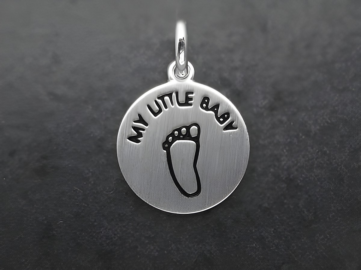 Silber Anhänger My little Baby 925 Sterling Silber mit einem Fußabdruck-Motiv als schnuckeliger Glücksbringer, Hersteller Juwelier Harnisch.