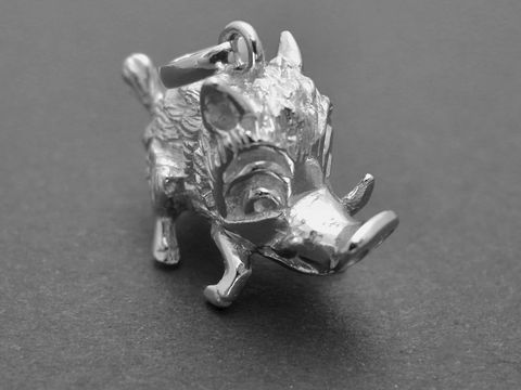 Silber Anhänger in Form eines Wildschweins, tierisch gestaltet, Hersteller Juwelier Harnisch, ideal für Tierliebhaber und als Schmuckstück für besondere Anlässe.