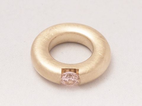 42779-0 Taufring aus Gold 333 mattiert mit rosa Zirkonia, Hersteller: Juwelier Harnisch. Elegantes Design, ideal als Taufgeschenk oder für besondere Anlässe.