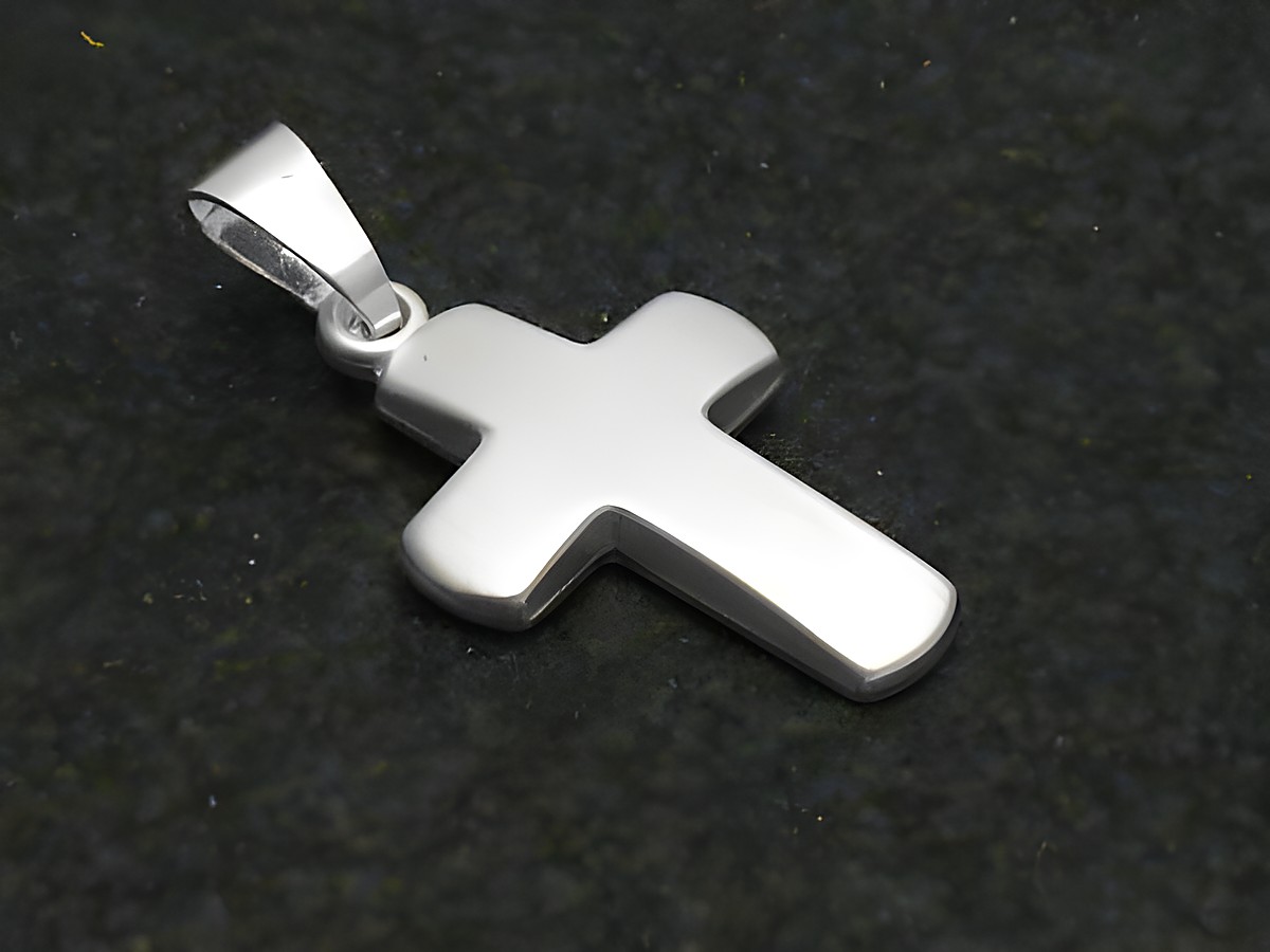 Kreuz Anhänger aus Sterling Silber in seidenmatter Optik, hergestellt von Juwelier Harnisch, schlichtes Design. Ideal als elegantes Schmuckstück für den Alltag.