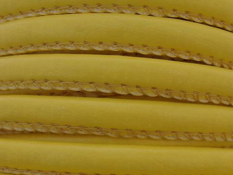Nappaleder in Gelb, 28 cm lang und 6 mm dick, mit Silber Bajonett von Juwelier Harnisch. Das Material zeigt eine glatte, glänzende Oberfläche in light yellow.