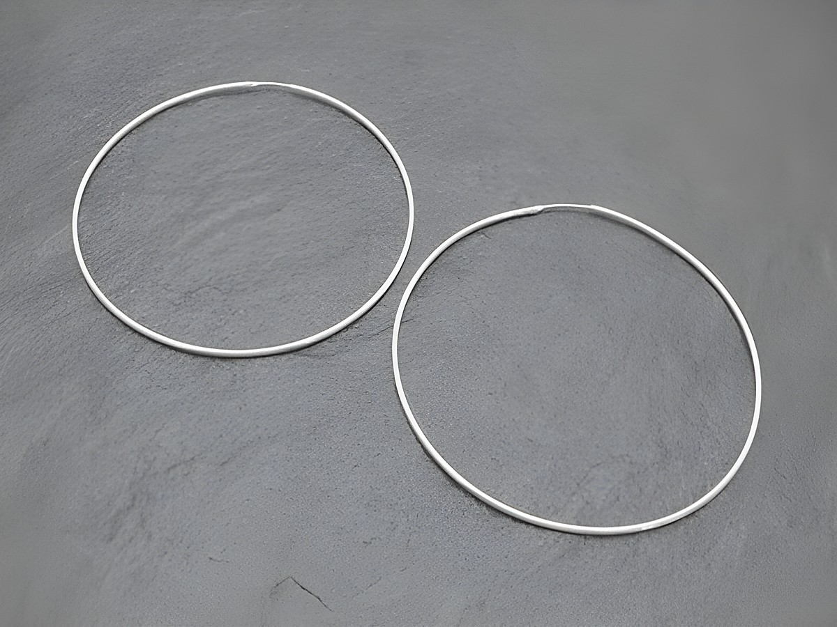 Silber Creolen 7,5 cm aus Sterling Silber mit einem Durchmesser von über 45 mm und einer Stärke von 1,5 mm, elegant und zeitlos im Design, ideal für jeden Anlass.