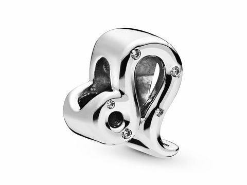 Ein eleganter Sterling Silber Charm von Pandora in Form des Sternzeichens Löwe mit Zirkonia. Der Charm ist glänzend und detailreich gestaltet, ideal für persönlichen Schmuck.