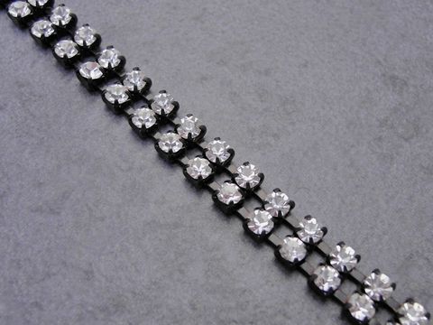 Strass Armband modern in Weiß aus Strassschmuck mit einer Länge von 18 cm, Hersteller Juwelier Harnisch, mit schwarzer Fassung, perfekter Glanz und elegantes Design.