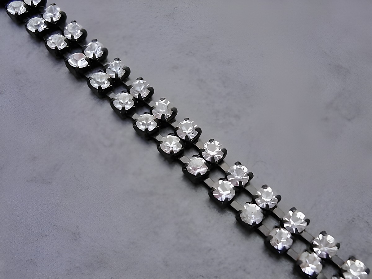 Strass Armband modern in Weiß aus Strassschmuck mit einer Länge von 18 cm, Hersteller Juwelier Harnisch, mit schwarzer Fassung, perfekter Glanz und elegantes Design.