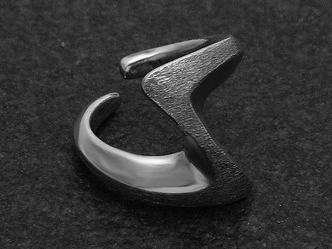 Silberring DESIGN Gr. wenig verstellbar, Hersteller Juwelier Harnisch, ohne Stein, mit modernem, geschwungenem Design und glänzenden sowie matten Oberflächen.