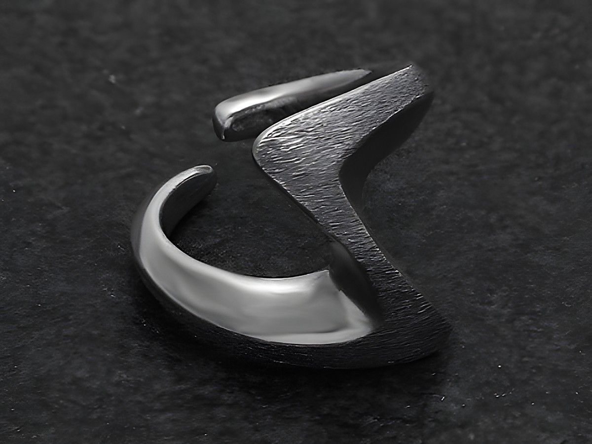 Silberring DESIGN Gr. wenig verstellbar, Hersteller Juwelier Harnisch, ohne Stein, mit modernem, geschwungenem Design und glänzenden sowie matten Oberflächen.