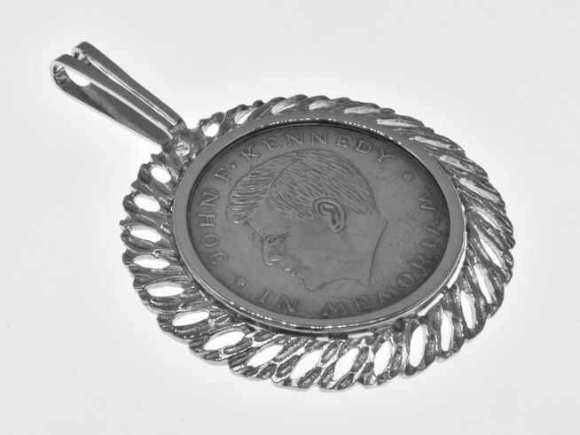 Münzfassung Anhänger mit einer echten Silbermünze von J.F. Kennedy, Hersteller Juwelier Harnisch, mit feinem Musterumrandung und dem Motiv des Präsidenten in Erinnerung.