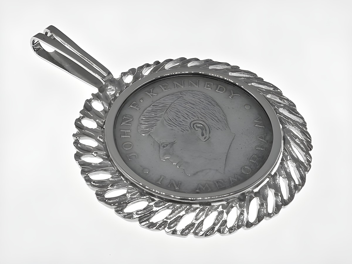 Münzfassung Anhänger mit einer echten Silbermünze von J.F. Kennedy, Hersteller Juwelier Harnisch, mit feinem Musterumrandung und dem Motiv des Präsidenten in Erinnerung.
