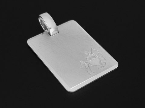 Silber Anhänger in Form einer gravierten Platte mit dem Sternzeichen Schütze, rhodiniert und mattiert, hergestellt von Juwelier Harnisch.