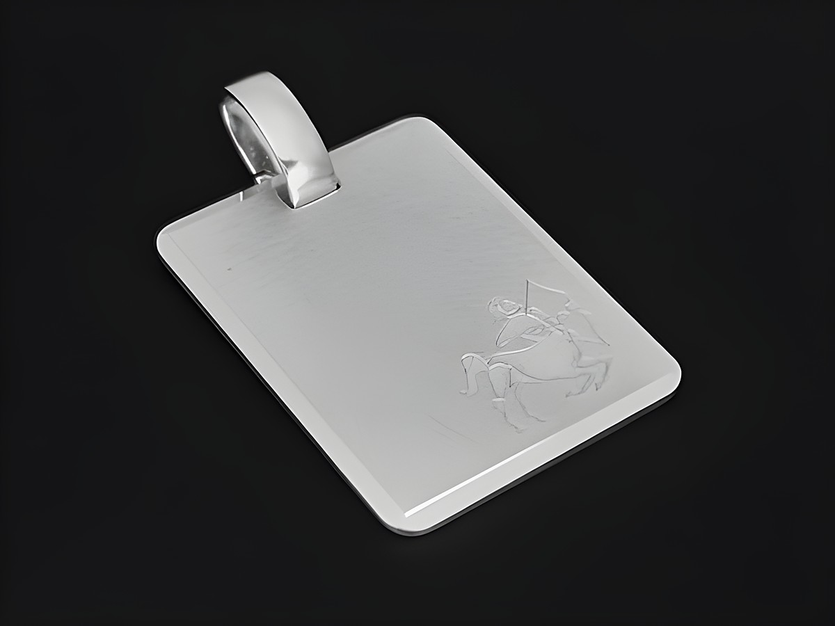 Silber Anhänger in Form einer gravierten Platte mit dem Sternzeichen Schütze, rhodiniert und mattiert, hergestellt von Juwelier Harnisch.