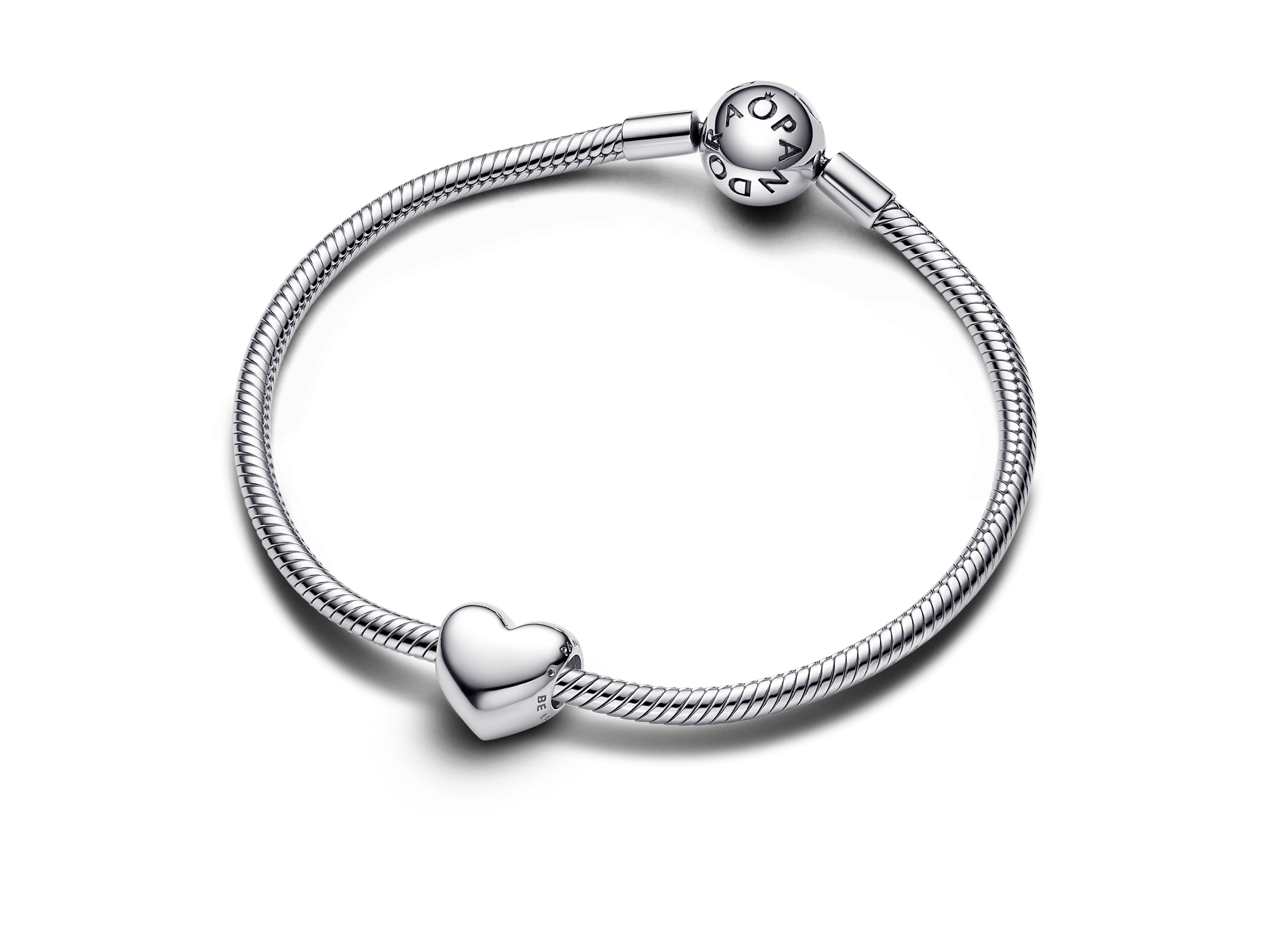 Pandora 793439C00 Herz gewölbt Be Love aus Sterling Silber mit einer Gravur auf beiden Seiten, elegant am Armband positioniert, minimalistisches Design.