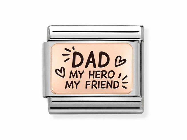 Edelstahlplatte mit Roségoldoberfläche, mit der Aufschrift "DAD MY HERO MY FRIEND" und dekorativen Herzen, entworfen von Nomination, passend für ein Schmuckstück.