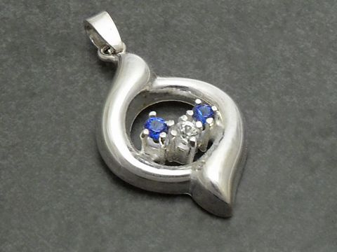 Silber Anhänger -City- 24x14mm mit zwei runden synthetischen Spinellen in Blau und einem weiteren Stein, hochwertig verarbeitet vom Hersteller Juwelier Harnisch.