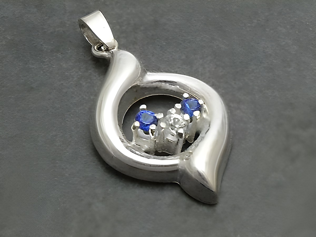 Silber Anhänger -City- 24x14mm mit zwei runden synthetischen Spinellen in Blau und einem weiteren Stein, hochwertig verarbeitet vom Hersteller Juwelier Harnisch.