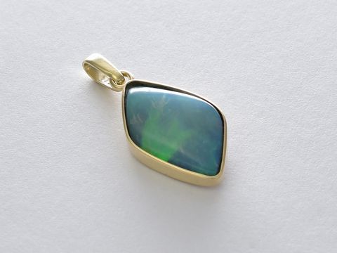 Gold Anhänger eckig 585 Gold traumhaft mit einem Opal der Hersteller Juwelier Harnisch, präsentiert lebendige Farben und einen eleganten Glanz. Ideal für stilvolle Akzente.