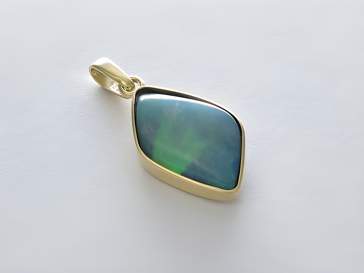 Gold Anhänger eckig 585 Gold traumhaft mit einem Opal der Hersteller Juwelier Harnisch, präsentiert lebendige Farben und einen eleganten Glanz. Ideal für stilvolle Akzente.