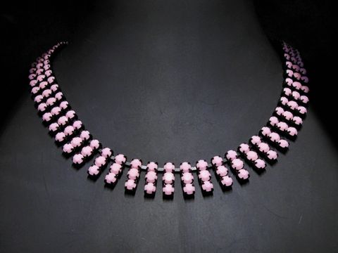 Modische Strass Kette in Pink, 45 cm lang, mit schwarzer Fassung, von Juwelier Harnisch, idealer Strassschmuck für besondere Anlässe.