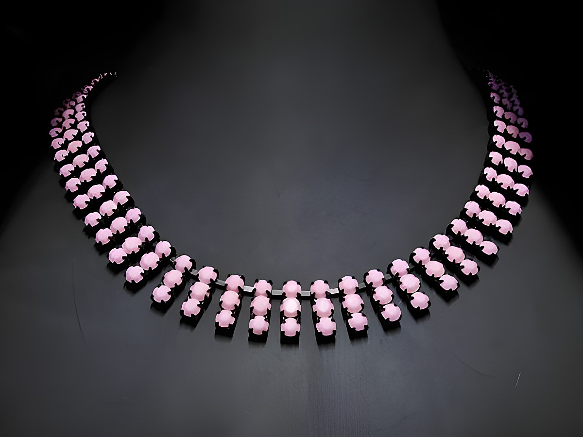 Modische Strass Kette in Pink, 45 cm lang, mit schwarzer Fassung, von Juwelier Harnisch, idealer Strassschmuck für besondere Anlässe.
