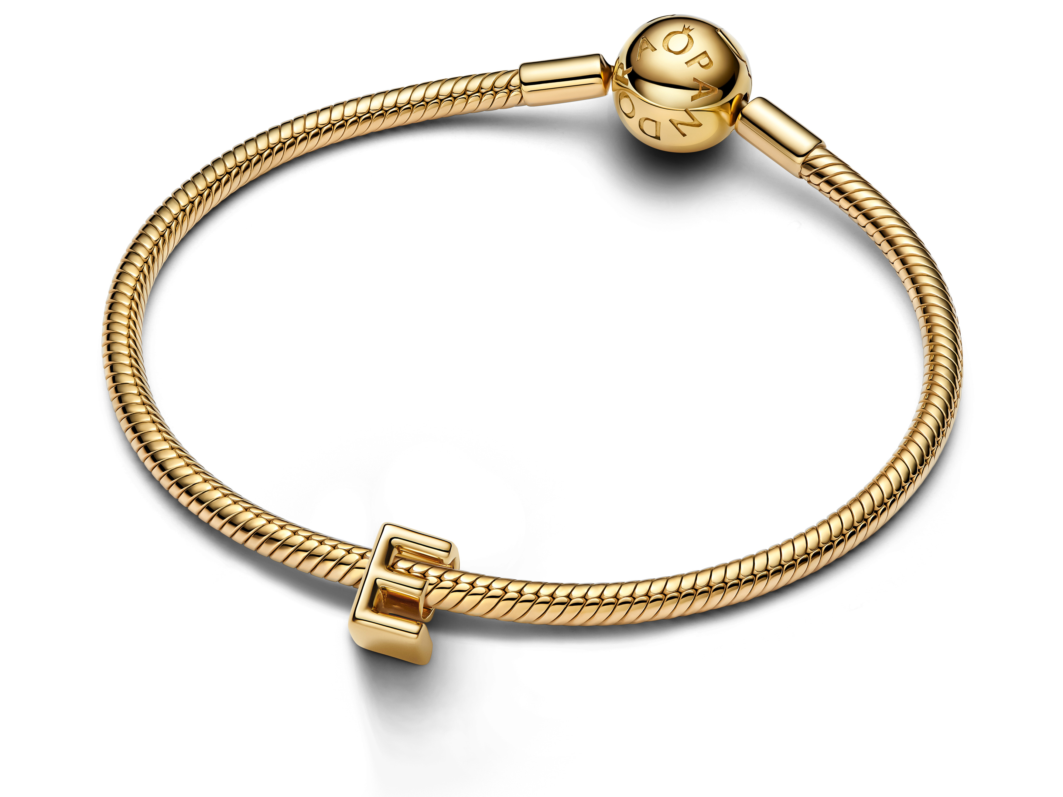 Pandora 763951C00 Buchstabe E aus Gelbgold Vergoldung mit feinem, geflochtenem Design und einer charakteristischen Perle, die den Markennamen trägt. Ein elegantes Schmuckstück für jeden Anlass.