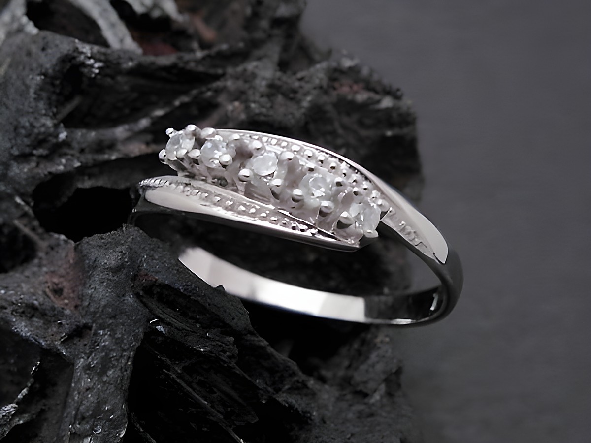 Weißgold Ring edel Gold 333 Zirkonia Goldring Gr. 54 Hersteller Juwelier Harnisch bis Gr. 54 17,5 glänzender Ring mit funkelnden Zirkonia-Steinen elegant und modern.