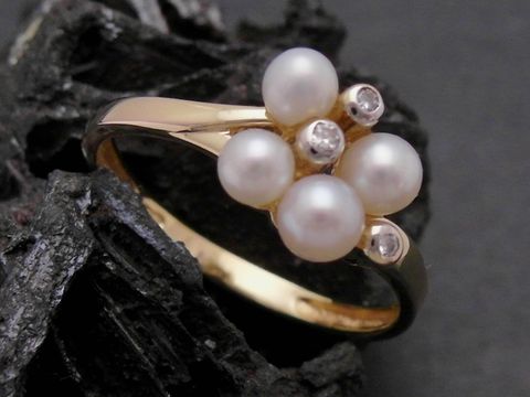 49217-0 Gold Ring - Perlentraum - Gold 585 - Zuchtperlen + Brillant - eleganter Goldring in Größe 56 mit fünf Zuchtperlen und funkelnden Brillanten, hergestellt von Juwelier Harnisch.