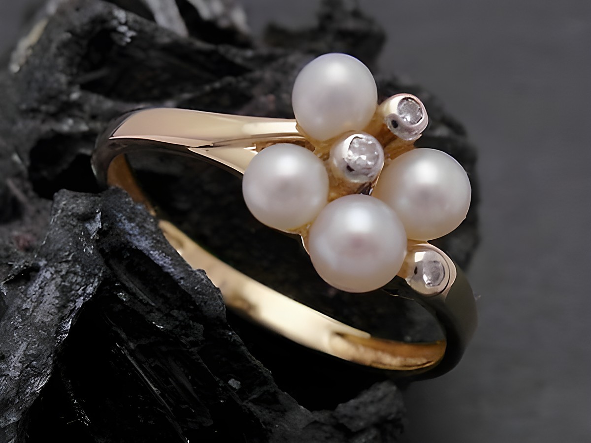 Gold Ring - Perlentraum - Gold 585 - Zuchtperlen + Brillant - eleganter Goldring in Größe 56 mit fünf Zuchtperlen und funkelnden Brillanten, hergestellt von Juwelier Harnisch.