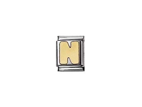 Ein goldener Buchstabe N von Nomination in quadratischer Form, der auf einem silbernen Hintergrund sitzt, ideal geeignet für Armbänder oder Schmuckstücke.